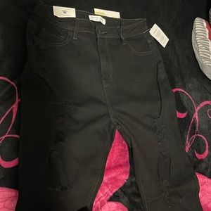 I have a lot of new cloth that I want to sell.